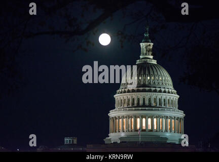 La luna è visto come sorge oltre il Campidoglio, domenica, nov. 13, 2016 a Washington. Di prima mattina di lunedì, 9 novembre 14, la luna sarà il più vicino è stato a massa dal 1948 e apparirà il 30 percento più luminoso e il 14 percento più grande della media mensile di luna piena. Photo credit: (NASA/Aubrey Gemignani) Supermoon (NHQ201611140005) Foto Stock