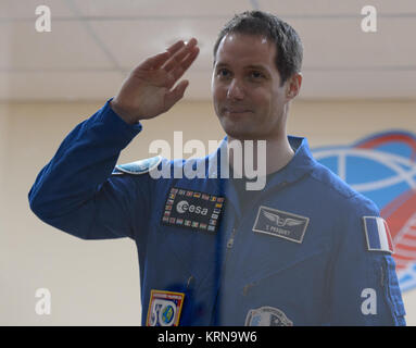 Expedition 50 L'astronauta dell'ESA Thomas Pesquet è visto in quarantena dietro il vetro durante un equipaggio conferenza stampa Mercoledì, nov. 16, 2016 al cosmonauta Hotel di Baikonur in Kazakhstan. Pesquet, astronauta della NASA Peggy Whitson, e il cosmonauta russo Oleg Novitskiy di Roscosmos verrà lanciato dal cosmodromo di Baikonur in Kazakistan la mattina di novembre 18 (tempo kazako.) Tutti e tre si spendono circa sei mesi sul complesso orbitale. Photo credit: (NASA/Bill Ingalls) Expedition 50 equipaggio conferenza stampa (NHQ201611160018) Foto Stock