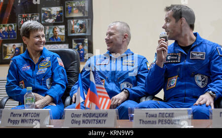 Expedition 50 equipaggio è visto in quarantena dietro il vetro durante un equipaggio conferenza stampa da sinistra, astronauta della NASA Peggy Whitson, cosmonauta russo Oleg Novitskiy di Roscosmos, astronauta dell'ESA Thomas Pesquet, mercoledì, nov. 16, 2016 al cosmonauta Hotel di Baikonur in Kazakhstan. Whitson, Novitskiy e Pesquet verrà lanciato dal cosmodromo di Baikonur in Kazakistan la mattina di novembre 18 (tempo kazako.) Tutti e tre si spendono circa sei mesi sul complesso orbitale. Photo credit: (NASA/Bill Ingalls) Expedition 50 equipaggio conferenza stampa (NHQ201611160031) Foto Stock