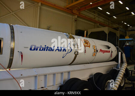 A Vandenberg Air Force Base in California, un ATK orbitale Pegasus XL rocket è posto su un gruppo trasportatore di integrazione per il passaggio dall'hangar a costruire 1555 per essere accoppiati per L-1011 vettore aereo nei pressi di Vandenberg la pista. A bordo di Pegasus sono otto NASA Ciclone Sistema globale di navigazione via satellite, o CYGNSS, navicelle spaziali. Quando i preparativi sono gareggiato a Vandenberg, L'L-1011/Pegasus XL combinazione sarà volato alla NASA Kennedy Space Center in Florida. Il 12 dicembre, 2016, il vettore aereo è programmato per decollare dal pattino striscia alla Cape Canaveral Air Force Station e CYG Foto Stock