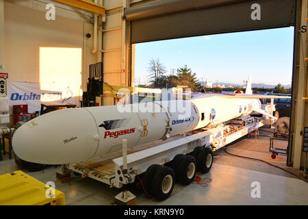 A Vandenberg Air Force Base in California, un ATK orbitale Pegasus XL rocket è posto su un gruppo trasportatore di integrazione per il passaggio dall'hangar a costruire 1555 per essere accoppiati per L-1011 vettore aereo nei pressi di Vandenberg la pista. A bordo di Pegasus sono otto NASA Ciclone Sistema globale di navigazione via satellite, o CYGNSS, navicelle spaziali. Quando i preparativi sono gareggiato a Vandenberg, L'L-1011/Pegasus XL combinazione sarà volato alla NASA Kennedy Space Center in Florida. Il 12 dicembre, 2016, il vettore aereo è programmato per decollare dal pattino striscia alla Cape Canaveral Air Force Station e CYG Foto Stock