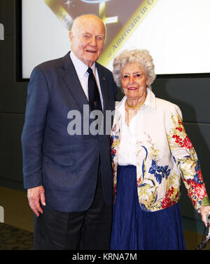 Feb 17, 2012 -- Il mercurio astronauta John Glenn e sua moglie Annie, pongono durante un pranzo di Febbraio 17, 2012, celebra 50 anni di americani in orbita, un'era iniziata con Glenn la missione di mercurio MA-6, nel febbraio 20, 1962. Glenn il lancio a bordo di un razzo Atlas ha preso con sé le speranze di un intero popolo e inaugurare una nuova era di viaggio nello spazio che alla fine ha portato per gli americani a camminare sulla Luna entro la fine degli anni sessanta. Glenn è stato presto seguito in orbita da Scott Carpenter, Walter Schirra e Gordon Cooper. I loro colleghi astronauti Mercury Alan Shepard e Virgilio "Gus' Grissom ha volato in precedenza suborbit Foto Stock