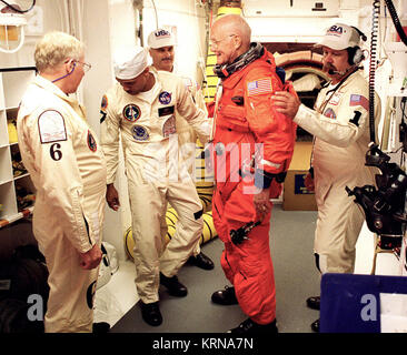 Oct 29, 1998 -- nella stanza bianca a spazio Kenndy Lancio del Centro pad 39B, STS-95 Payload Specialist John H. Glenn Jr., senatore da Ohio, viene preparato mediante la chiusura della camera i membri di equipaggio Danny Wyatt (da sinistra a destra), Carlous Gillis, Jim Kelly e Travis Thompson per entrata in lo Space Shuttle Discovery per il suo secondo volo nello spazio dopo 36 anni. Il servizio STS-95 missione mirata per il lancio a 2 p.m. EST su Ott. 29, è prevista per una durata di 8 giorni, 21 ore e 49 minuti, e tornare al KSC a 11:49 a.m. EST su nov. 7. Photo credit: la NASA KSC-JohnGlenn-0014 (30675323604) Foto Stock