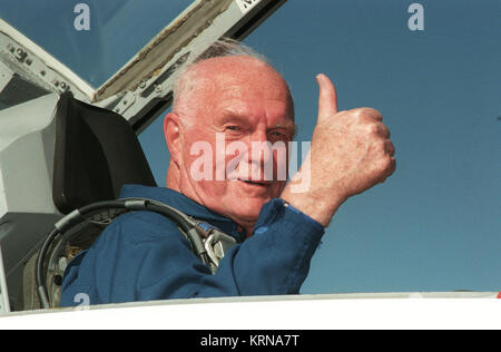 Ottobre 26, 1998 -- STS-95 Payload Specialist John H. Glenn Jr., senatore da Ohio, dà un pollice fino al suo arrivo al Kennedy Space Center navetta dell impianto di atterraggio a bordo di un T-38 jet. Lui e gli altri membri dell'equipaggio sarà facendo preparativi finali per il lancio e mirati per il decollo a 2 P.m. sul ott. 29. Il servizio STS-95 missione include i payload di ricerca come lo Spartan solare-osservando la navicella spaziale dispiegabile, il Telescopio Spaziale Hubble sistemi orbitali piattaforma di test, la International estremo ultravioletto Hitchhiker, nonché la SPACEHAB modulo singolo con esperimenti sul volo spaziale e l'invecchiamento proc Foto Stock