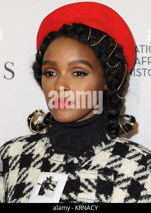 Musical americano artista di registrazione, attrice e il modello Janelle Monáe arriva sul tappeto rosso per una proiezione del film "figure nascoste" presso lo Smithsonian, il Museo Nazionale di afro-americano di storia e cultura, Mercoledì, Dicembre 14, 2016 a Washington DC. Il film è basato sul libro dello stesso titolo, Margot Lee Shetterly, e ripercorre la vita di Katherine Johnson, Dorothy Vaughan e Maria Jackson -- afro-americano di donne che lavorano presso la NASA come "computer umano", che sono di fondamentale importanza per il successo di John Glenn amicizia 7 missione nel 1962. Photo credit: (NASA/Joel Kowsky) Janelle Mo Foto Stock