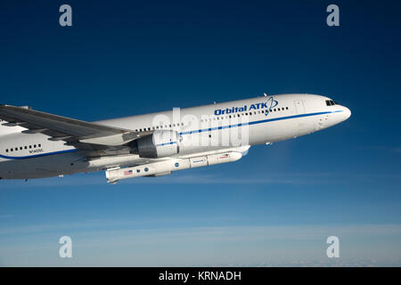 Fotografato dal F-18 pathfinder aeromobili, gli orbitali ATK L-1011 Stargazer aeromobile è visto volare sopra l'Oceano Atlantico al largo di Daytona Beach, Florida. Attaccato al di sotto del velivolo è il Pegasus XL a razzo con otto ciclone Sistema globale di navigazione via satellite, o CYGNSS, navicelle spaziali. I satelliti CYGNSS effettuerà frequenti e misurazioni accurate della superficie dell'oceano si snoda lungo tutto il ciclo di vita di tempeste tropicali e uragani. I dati che fornisce CYGNSS permetterà agli scienziati di tasto della sonda aria-mare l'interazione dei processi che avvengono nei pressi del nucleo di tempeste, che sono ra Foto Stock