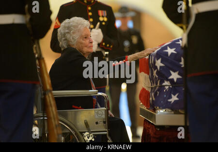 Annie Glenn, vedova di ex astronauta e Senatore John Glenn, paga i suoi aspetti al defunto marito come egli risiede in riposo, sotto una della marina degli Stati Uniti Guardia d'onore, nella Rotunda del Ohio Statehouse in Columbus, Venerdì, Dicembre 16, 2016. Photo credit: (NASA/Bill Ingalls) John Glenn in riposo all'Ohio Statehouse (NHQ201612160009) Foto Stock