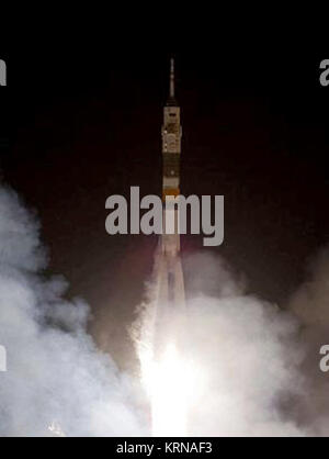 Soyuz TMA-03M rocket lancia 2 ritagliato per ITN Foto Stock