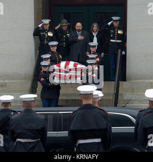 Altoparlante del Ohio House Clifford Rosenberger, In alto al centro, mette la mano nel suo cuore come ex astronauta e U.S. Il senatore John Glenn il corteo funebre è portare fuori la Ohio Statehouse in Columbus, Ohio, sabato 17 dicembre, 2016. Photo credit: (NASA/Bridget Caswell) John Glenn processione (NHQ201612170016) Foto Stock