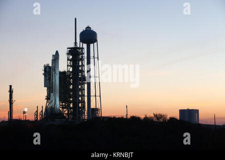 Come set di sole, un Falcon 9 rocket è pronta per il decollo al Kennedy Space Center complessi di lancio 39A. Lo storico sito di lancio è ora gestito da SpaceX sotto una proprietà accordo firmato con la NASA. In fondo è il gruppo di veicoli Edificio. Il razzo favorirà un drago veicolo spaziale di rifornimento alla Stazione spaziale internazionale. Il decollo è prevista per le 10:01 a.m. EST su Feb. 18. Il suo decimo di rialimentazione commerciale servizi missione alla stazione spaziale, Dragon porterà fino 5.000 libbre di forniture, come aerosol stratosferico e Gas esperimento (SAGE) III Strumento di ulteriore stu Foto Stock