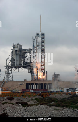 Un SpaceX Falcon 9 impianti di risalita a razzo fuori dal complesso di lancio 39A in corrispondenza di NASA Kenney Space Center in Florida. Questa è la società del decimo di rialimentazione commerciale servizi missione alla stazione spaziale internazionale. Il decollo è stato a 9:39 a.m. EST dallo storico sito di lancio ora gestito da SpaceX nel quadro di un accordo di proprietà con la NASA. Il veicolo spaziale Dragon erogherà circa 5.500 libbre di forniture per la stazione spaziale, compreso lo stratosferico di aerosol di gas e di esperimento (SAGE) III Strumento di ulteriore studio dell'ozono nell'atmosfera. KSC-20170219-PH AWG01 0009 (32977534986) Foto Stock