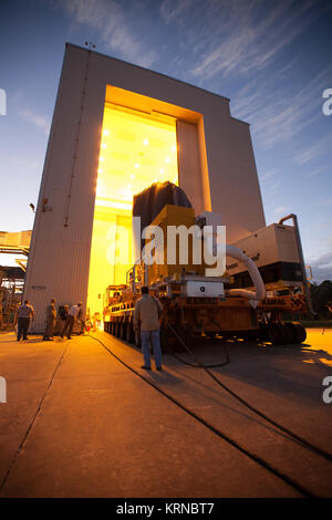 Un KAMAG transporter orbitale con ATK della CYGNUS pressurizzato modulo di carico fissata sulla sommità arriva al payload pericoloso Impianto di manutenzione presso la NASA del Kennedy Space Center in Florida. CYGNUS verrà spostato all'interno della struttura finale per il caricamento del propellente e la fine di stivaggio del carico. L'orbitale ATK CRS-7 di rialimentazione commerciale servizi missione alla stazione spaziale internazionale è prevista per il lancio in cima a un regno lancio Alleanza Atlas V rocket from Space Launch Complex 41 alla Cape Canaveral Air Force Station su Marzo 19, 2017. CYGNUS consegnerà migliaia di sterline di forniture di apparecchiature scientifiche e r Foto Stock