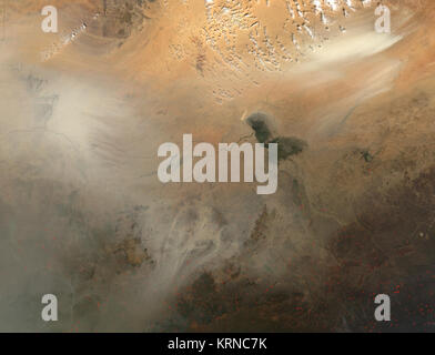 <p>Una volta che serve come parte del pavimento per un più grande lago Ciad, la zona ora conosciuta come la depressione Bodele, situato presso il bordo meridionale del deserto del Sahara in nord Africa centrale, si sta lentamente trasformato in un paesaggio desertico. Nella metà degli anni sessanta, il lago Ciad era circa le dimensioni del Lago Erie. Ma persistente siccità accoppiato con un aumento della domanda di acqua dolce per irrigazione hanno ridotto il lago Ciad a circa il 5 percento del suo ex dimensioni. Come le acque si abbassarono, il limi e sedimenti in appoggio sul lakebed sono stati lasciati asciugare sotto il caldo sole africano. I grani piccoli di Foto Stock