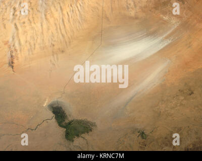 <p>Una volta che serve come parte del pavimento per un più grande lago Ciad, la zona ora conosciuta come la depressione Bodele, situato presso il bordo meridionale del deserto del Sahara in nord Africa centrale, si sta lentamente trasformato in un paesaggio desertico. Nella metà degli anni sessanta, il lago Ciad era circa le dimensioni del Lago Erie. Ma persistente siccità accoppiato con un aumento della domanda di acqua dolce per irrigazione hanno ridotto il lago Ciad a circa il 5 percento del suo ex dimensioni. Come le acque si abbassarono, il limi e sedimenti in appoggio sul lakebed sono stati lasciati asciugare sotto il caldo sole africano. I grani piccoli di Foto Stock