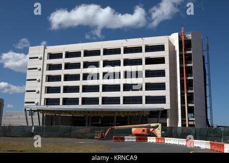 NASA Kennedy Space Center in Florida è un premier, multi-utente spaceport con costruzione in corso aggiungendo nuovi, ultra-moderni. Un elemento chiave del campus centrale makeover è un nuovo, sette piani, 200.000-piazza-piede headquarters building che ha preso forma nel cuore dell'spaceport. Il quartier generale della facciata di vetro, come si vede dalla NASA Causeway, è completa. La pelle esterna della costruzione è anche quasi finito. Il resto del vetro i componenti vengono installati su ogni piano. Costruzione di muri interni e utilità sulla maggior parte dei piani è ben avviata. Costrut Foto Stock
