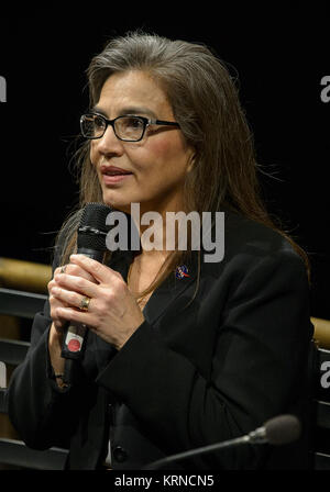 Messa a terra della NASA Science Division Vice Direttore Sandra Cauffman parla durante la festa delle Donne la storia del mese - Infiammandosi per stelo evento presso lo Smithsonian, il Museo Nazionale dell'aria e dello spazio, Martedì, Marzo 28, 2017 a Washington, DC. Photo credit: (NASA/Joel Kowsky) Sandra Cauffman presso lo Smithsonian, il Museo Nazionale dell'aria e dello spazio Foto Stock