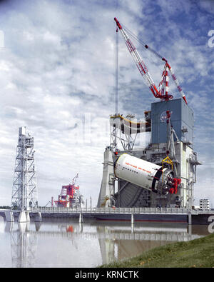 Saturno V, S-II stadio è sollevato in banco di prova - GPN-2000-000540 Foto Stock