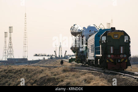 Il Soyuz MS-04 lander è rotolato fuori per il lancio in treno il lunedì, 17 Aprile 2017 presso il cosmodromo di Baikonur in Kazakistan. Lancio del razzo Soyuz è prevista per il mese di aprile 20 e porterà Expedition 51 Soyuz Commander Fyodor Yurchikhin di Roscosmos e tecnico di volo Jack Fischer della NASA in orbita per iniziare i loro quattro e una metà mese missione sulla Stazione spaziale internazionale.Photo credit: (NASA/Aubrey Gemignani) Expedition 51 Implementazione (NHQ201704170024) Foto Stock