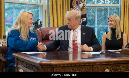 Presidente Donald Trump scuote le mani con l'astronauta della NASA Kate Rubins, come prima figlia Ivanka Trump guarda, nel corso di una video conferenza in cui il presidente Donald Trump ha parlato con gli astronauti della NASA Peggy Whitson e Jack Fischer a bordo della Stazione Spaziale Internazionale Lunedì, 24 aprile 2017 dall'Ufficio Ovale della Casa Bianca a Washington. Il Presidente si è congratulato con Whitson per rompere il record per il tempo totale trascorso nello spazio da un astronauta statunitense. Il Presidente e la prima Figlia anche discusso con i tre astronauti che cosa significhi vivere e lavorare sull'avamposto orbitante nonché Foto Stock