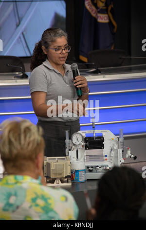 Miriam Sargusingh, responsabile di progetto per le strutture capillari per esplorazione Life Support o CSELS, esperimento, parla ai membri dei social media al Kennedy Space Center il sito Stampa auditorium. L'informazione focalizzata su esperimenti e strumenti per essere consegnato alla Stazione Spaziale Internazionale sulla CRS SpaceX-11. Un drago lander è programmato per essere lanciato dal Kennedy complessi di lancio 39A su 1 giugno sulla cima di un SpaceX Falcon 9 razzo su la società del xi di rialimentazione commerciale servizi missione alla stazione spaziale. KSC-20170531-PH KLS01 0191 (34978218116) Foto Stock