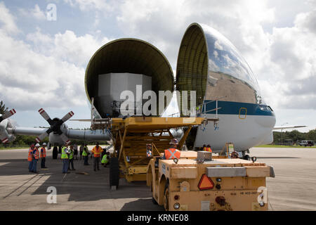 La Orion modulo di servizio per la prova strutturale articolo per la missione di esplorazione-1 (EM-1), costruito dall'Agenzia spaziale europea, viene spostato all'interno della NASA Super Guppy aeromobile presso il Kennedy Space Center navetta dell impianto di sbarco, gestito da spazio in Florida. Il modulo sarà fissato all'interno del velivolo e spediti a Lockheed Martin's Denver facility a subire la prova. Il veicolo spaziale Orion lancerà in cima all'agenzia spaziale del sistema di lancio razzo su EM-1 nel 2019. La NASA 941 Super Guppy terre a prelevare EM-1 Orion modulo di servizio per la prova strutturale articolo (KSC-20170623-PH-GEB01 0044) Foto Stock