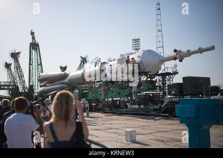 Preparare i lavoratori per sollevare il Soyuz MS-05 navicella spaziale in posizione verticale sulla rampa di lancio presso il cosmodromo di Baikonur, Kazakistan, Mercoledì, 26 luglio 2017. Expedition 52 tecnico di volo Sergei Ryazanskiy di Roscosmos, tecnico di volo Randy Bresnik della NASA e tecnico di volo Paolo Nespoli ESA (Agenzia spaziale europea), sono in programma di lancio per la Stazione Spaziale Internazionale a bordo della navicella spaziale Soyuz dal cosmodromo di Baikonur il 28 luglio. Photo credit: (NASA/Joel Kowsky) Expedition 52 Implementazione (NHQ201707260024) Foto Stock