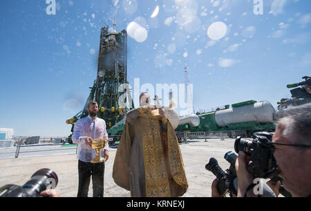 Un sacerdote ortodosso benedice i membri dei media presso il cosmodromo di Baikonur launch pad giovedì, 27 luglio 2017. Expedition 52 tecnico di volo Sergei Ryazanskiy di Roscosmos, tecnico di volo Randy Bresnik della NASA e tecnico di volo Paolo Nespoli ESA (Agenzia spaziale europea) sono in programma di lancio per la Stazione Spaziale Internazionale a bordo della navicella spaziale Soyuz dal cosmodromo di Baikonur il 28 luglio. Photo credit: (NASA/Joel Kowsky) Expedition 52 Soyuz benedizione (NHQ201707270003) Foto Stock