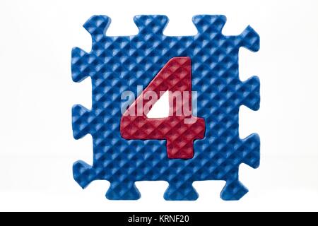 Puzzle di schiuma con il numero quattro Foto Stock