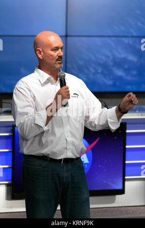 Ken Shields, direttore delle operazioni per il centro per la promozione della scienza in spazio/ISS National Lab, parla ai membri dei social media al Kennedy Space Center il sito Stampa auditorium. Il briefing si è concentrato sulla ricerca previsto per il lancio per la Stazione Spaziale Internazionale. I materiali scientifici e le forniture saranno a bordo di un veicolo spaziale Dragon prevista per il lancio dal Kennedy complessi di lancio 39A su 14 Agosto sulla cima di un SpaceX Falcon 9 razzo su la società del XII di rialimentazione commerciale servizi missione alla stazione spaziale. KSC-20170813-PH KLS02 0025 (35716560954) Foto Stock