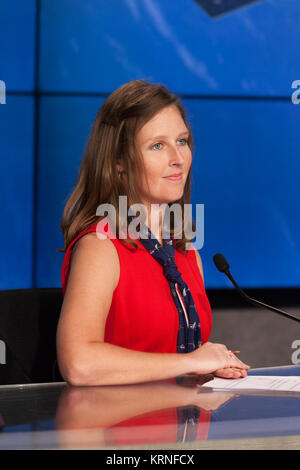 Nel sito Stampa auditorium della NASA Kennedy Space Center in Florida, Stephanie Martin della NASA Comunicazioni, parla ai media in un post-lancio di notizie conferenza dopo il sollevamento verticale del CRS SpaceX-12, un rifornimento commerciale servizi missione alla stazione spaziale internazionale. CRS SpaceX-12 sollevata sulla cima di un falco 9 razzo da Kennedy complessi di lancio 39A a 12:31 p.m. EDT. KSC-20170814-PH KLS03 0006 (36524398636) Foto Stock