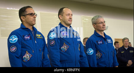 Expedition 53 membri di equipaggio: Joe Acaba della NASA, sinistra, Alexander Misurkin di Roscosmos, centro e Mark Vande Hei della NASA sono visti davanti a due giorni di esami di qualifica, mercoledì, il 30 agosto 2017 presso il Gagarin Cosmonaut Training Center (GCTC) in Star City, Russia. Photo credit: (NASA/Bill Ingalls) Expedition 53 esami di qualificazione (NHQ201708300017) Foto Stock