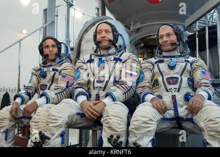 Expedition 53 membri di equipaggio: Joe Acaba della NASA, sinistra, Alexander Misurkin di Roscosmos, centro e Mark Vande Hei della NASA a rispondere a domande dalla pressa al di fuori della Soyuz simulator davanti a loro Soyuz esami di qualifica, giovedì 31 agosto, 2017 al Gagarin Cosmonaut Training Center (GCTC) in Star City, Russia. Photo credit: (NASA/Bill Ingalls) Expedition 53 esami di qualificazione (NHQ201708310019) Foto Stock