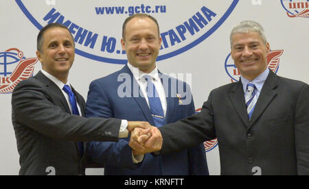 Al Gagarin Cosmonaut Training Center nella città delle stelle, Russia, Expedition 53-54 il suo equipaggio Joe Acaba della NASA (sinistra), Alexander Misurkin di Roscosmos (centro) e Mark Vande Hei della NASA (a destra) pone per le foto in seguito ad una conferenza stampa sett. 1. Essi lancerà sett. 13 sul Soyuz MS-06 navicella spaziale dal cosmodromo di Baikonur in Kazakistan su un cinque e mezzo mesi di missione a bordo della Stazione Spaziale Internazionale. La NASA/Elizabeth Weissinger Expedition 53 CONFERENZA STAMPA (JSC2017-E-114482) Foto Stock