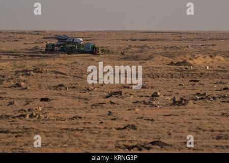 Il razzo Soyuz è rotolato fuori dal treno per il lancio al cosmodromo di Baikonur, Kazakistan, Domenica, Settembre 10, 2017. Expedition 53 tecnico di volo Mark Vande Hei della NASA, Soyuz Commander Misurkin Alexander di Roscosmos e tecnico di volo Joe Acaba della NASA lancerà dal cosmodromo di Baikonur in Kazakistan la mattina del 13 settembre (tempo kazako.) Tutti e tre si spendono circa cinque mesi e mezzo a bordo della Stazione Spaziale Internazionale. Photo credit: (NASA/Bill Ingalls) Expedition 53 Soyuz Rollout (NHQ201709100013) Foto Stock