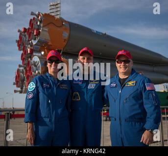 Spedizione backup di 53 membri di equipaggio Shannon Walker della NASA, sinistra, Anton Shkaplerov di Roscosmos e Scott Tingle della NASA, destra, posa per una foto di gruppo come il razzo Soyuz è rotolato fuori dal treno per il lancio al cosmodromo di Baikonur, Kazakistan, Domenica, Settembre 10, 2017. Expedition 53 tecnico di volo Mark Vande Hei della NASA, Soyuz Commander Misurkin Alexander di Roscosmos e tecnico di volo Joe Acaba della NASA lancerà dal cosmodromo di Baikonur in Kazakistan la mattina del 13 settembre (tempo kazako.) Tutti e tre si spendono circa cinque mesi e mezzo a bordo della Internatio Foto Stock