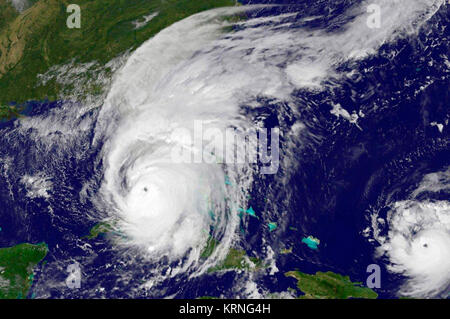 Uragano Irma passa a Cuba e gli approcci nella Florida meridionale di Domenica, Settembre 10, 2017, in un satellite della NASA catturato un night-tempo immagine della tempesta in Florida Straits e identificato il punto in cui le tempeste più forti sono state che si verificano all'interno di Irma la struttura. Del NOAA VA-East satellite fornito un'immagine visibile al momento di Irma di approdo in Florida Keys. Foto NASA uragano Irma e Jose (36429922693) Foto Stock