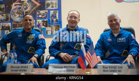 Expedition 53 tecnico di volo Joe Acaba della NASA, sinistra, Soyuz Commander Misurkin Alexander di Roscosmos e tecnico di volo Mark Vande Hei della NASA, a destra sono visibili durante la spedizione 53 conferenza stampa, lunedì, Sett. 11, 2017 al cosmonauta Hotel di Baikonur in Kazakhstan. Photo credit: (NASA/Bill Ingalls) Expedition 53 tecnico di volo Mark Vande Hei della NASA, Soyuz Commander Misurkin Alexander di Roscosmos e tecnico di volo Joe Acaba della NASA lancerà dal cosmodromo di Baikonur in Kazakistan la mattina del 13 settembre (tempo kazako.) Tutti e tre si spendono circa cinque e un HAL Foto Stock