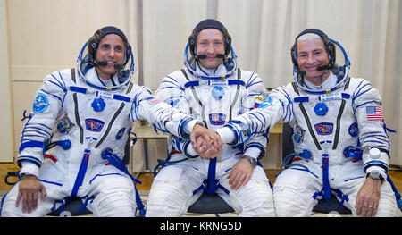 Expedition 53 tecnico di volo Joe Acaba della NASA, sinistra, Soyuz Commander Misurkin Alexander di Roscosmos, centro e Mark Vande Hei della NASA posano per una fotografia davanti a loro il lancio di un razzo Soyuz, Martedì, Settembre 12, 2017, edificio 254, Cosmodromo di Baikonur in Kazakhstan. Acaba, Misurkin e Vande Hei trascorreranno circa cinque mesi e mezzo sulla Stazione spaziale internazionale. Photo credit: (NASA/GCTC/Irina Peshkova) Expedition 53 Preflight (NHQ201709120034) Foto Stock