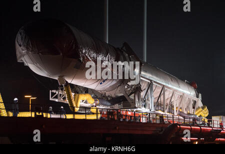 L'orbitale ATK Antares rocket è laminata dalla integrazione orizzontale Facility (HIF) a Launch Pad-0A, giovedì, nov. 9, 2017 alla NASA Wallops Flight Facility in Virginia. ATK orbitale dell'ottavo contratta di rialimentazione di carico con la missione NASA per la Stazione Spaziale Internazionale fornirà oltre 7.400 libbre di scienza e ricerca, equipaggio e forniture hardware del veicolo per il laboratorio orbitale e il suo equipaggio. Photo credit: (NASA/Bill Ingalls) Antares ATK orbitale-8 Missione (NHQ201711090022) Foto Stock
