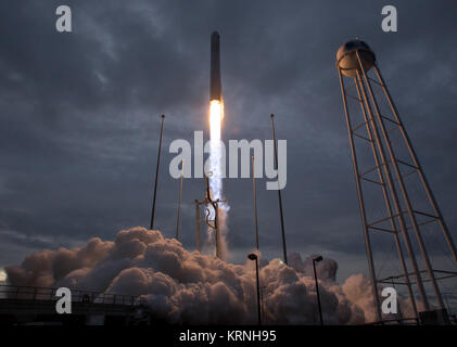 L'orbitale ATK Antares rocket, con il veicolo spaziale Cygnus onboard, lancia dal PAD-0A, domenica, nov. 12, 2017 alla NASA Wallops Flight Facility in Virginia. ATK orbitale dell'ottavo contratta di rialimentazione di carico con la missione NASA per la Stazione Spaziale Internazionale fornirà circa 7.400 libbre di scienza e ricerca, equipaggio e forniture hardware del veicolo per il laboratorio orbitale e il suo equipaggio. Photo credit: (NASA/Bill Ingalls) ATK orbitale CRS-8 lancio (NHQ201711120005) Foto Stock