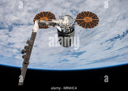 Iss053E176292 (nov. 14, 2017) --- La Cygnus navicella spaziale è illustrato dopo che era stato affrontato con il Canadarm2 braccio robotico gli astronauti Paolo Nespoli e Randy Bresnik su nov. 14, 2017. ISS-53 Cygnus OA-8 alle prese per la ISS Foto Stock