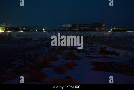 Il razzo Soyuz è rotolato fuori dal treno per il lancio, Venerdì, Dicembre 15, 2017 presso il cosmodromo di Baikonur in Kazakistan. Expedition 54 Soyuz Commander Anton Shkaplerov di Roscosmos, tecnico di volo Scott Tingle della NASA e tecnico di volo Norishige Kanai della Japan Aerospace Exploration Agency (JAXA) sono in programma per il lancio a 2:21 a.m. Fuso orientale (1:21 p.m. Baikonur tempo) a Dic. 17 e permetterà di trascorrere i prossimi cinque mesi vivere e lavorare a bordo della Stazione Spaziale Internazionale. Photo credit: (NASA/Joel Kowsky) Expedition 54 Soyuz Rollout (NHQ201712150002) Foto Stock