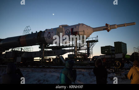 Il razzo Soyuz è rotolato fuori dal treno per il lancio, Venerdì, Dicembre 15, 2017 presso il cosmodromo di Baikonur in Kazakistan. Expedition 54 Soyuz Commander Anton Shkaplerov di Roscosmos, tecnico di volo Scott Tingle della NASA e tecnico di volo Norishige Kanai della Japan Aerospace Exploration Agency (JAXA) sono in programma per il lancio a 2:21 a.m. Fuso orientale (1:21 p.m. Baikonur tempo) a Dic. 17 e permetterà di trascorrere i prossimi cinque mesi vivere e lavorare a bordo della Stazione Spaziale Internazionale. Photo credit: (NASA/Joel Kowsky) Expedition 54 Soyuz Rollout (NHQ201712150024) Foto Stock