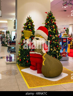 Berlino, Mitte,Alexanderplatz,Lego Babbo Natale nel reparto giocattoli nella Galeria Kaufhof store in Xmas Foto Stock