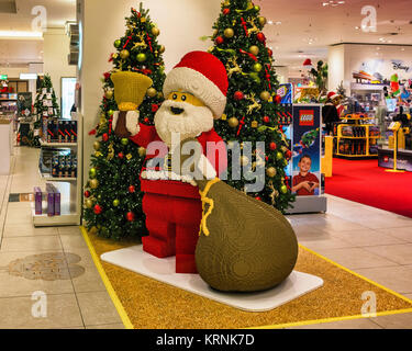 Berlino, Mitte,Alexanderplatz,Lego Babbo Natale nel reparto giocattoli nella Galeria Kaufhof store in Xmas Foto Stock