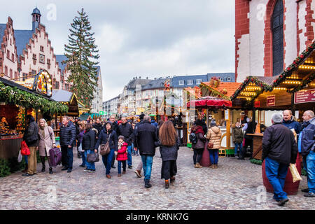 Germania Frankfurt Città Vecchia, Römerberg piazza Römer City Hall.edificio storico con tedesco tradizionale mercato di Natale e albero di Natale. Il medievale st Foto Stock