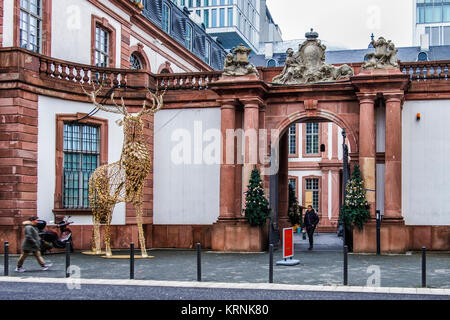 Thurn und Taxis Palais, la ricostruzione del XVIII secolo il palazzo barocco edificio nel Palais Quartier, Storico edificio ingresso e renne di Natale Foto Stock