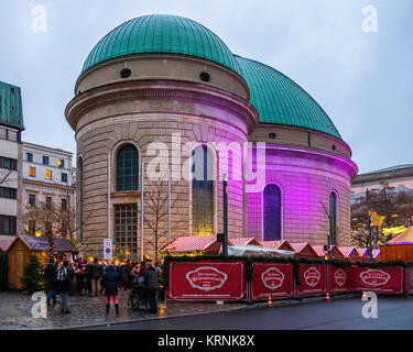 Santa Edvige la cattedrale di Berlino. Facciata neoclassica Chiesa cattolica romana e il mercatino di Natale in Bebelplatz, Foto Stock