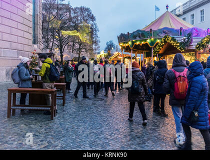 Visitare la gente si spegne al tedesco tradizionale Mercato di Natale al di fuori di santa Edvige la cattedrale di Berlino. Foto Stock