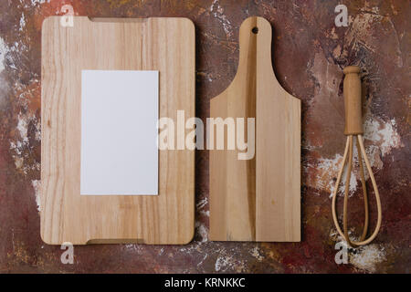 Vista dall'alto di taglieri e utensili per la cucina con spazio di copia Foto Stock